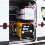 Allestimenti per elettricisti realizzato su Citroën Berlingo con sistema di scaffalatura professionale per attrezzature da lavoro professionali