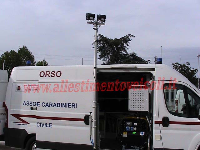Allestimenti per elettricisti realizzato su Fiat Ducato Con banchetto da lavoro ribaltabile per attrezzature da lavoro professionali
