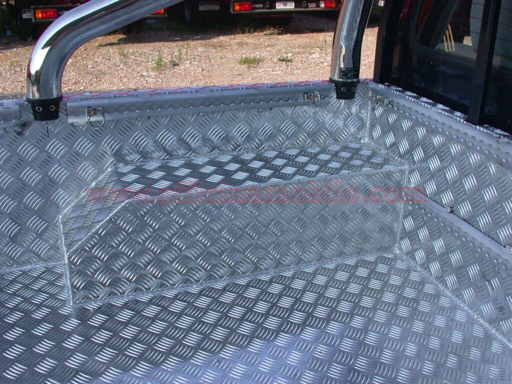 Allestimenti per idraulici realizzato su Renault Express con scaffali per utensili da lavoro per installatori e manutentori