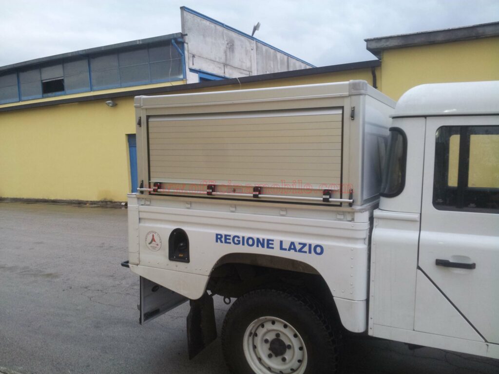 Allestimenti vending realizzato su Mercedes Vito con scaffali per utensili da lavoro per attrezzature da lavoro professionali