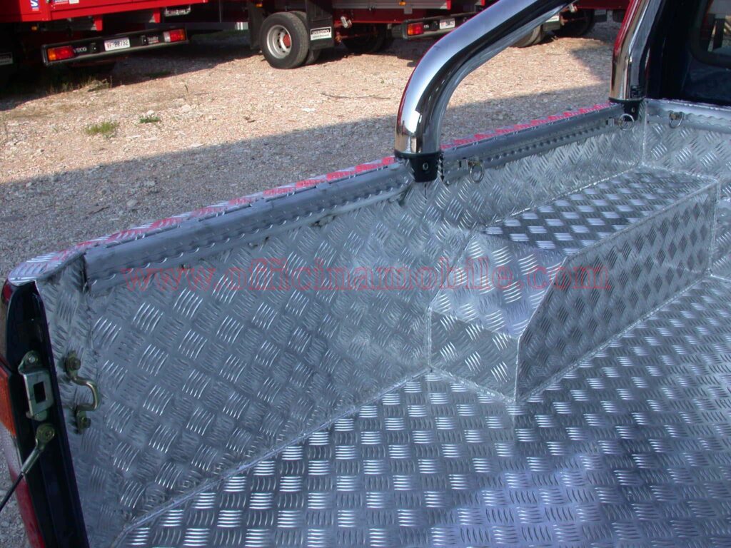 Soluzioni di allestimento per furgoni realizzato su Peugeot Partner con cassetti portautensili per attrezzature da lavoro professionali